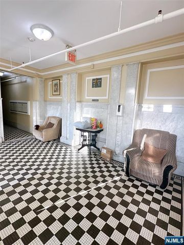 250 Broad Avenue 4D, Leonia, NJ 07605