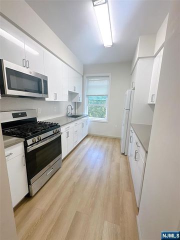 250 Broad Avenue 4D, Leonia, NJ 07605