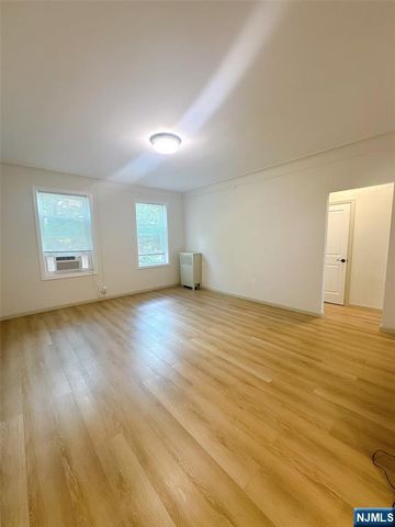 250 Broad Avenue 4D, Leonia, NJ 07605