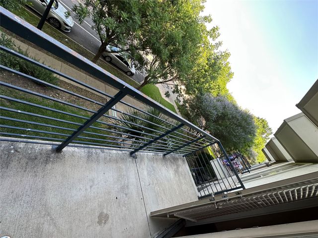 801 N Bishop Avenue 1-205, Dallas, TX 75208