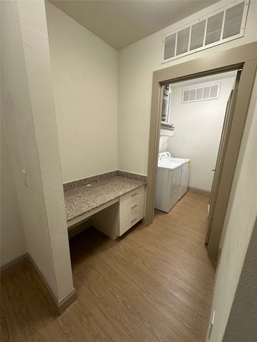801 N Bishop Avenue 1-205, Dallas, TX 75208