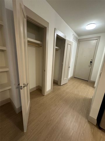 801 N Bishop Avenue 1-205, Dallas, TX 75208
