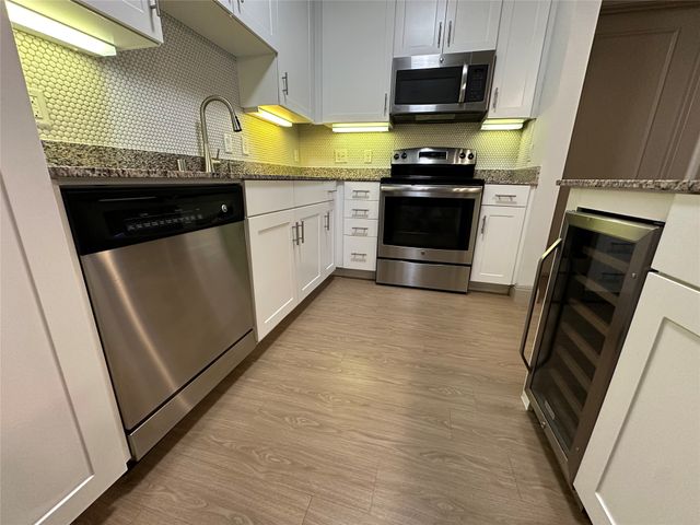 801 N Bishop Avenue 1-205, Dallas, TX 75208