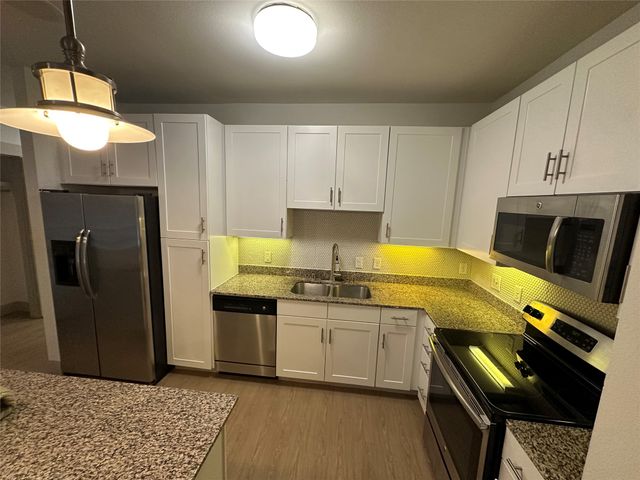 801 N Bishop Avenue 1-205, Dallas, TX 75208