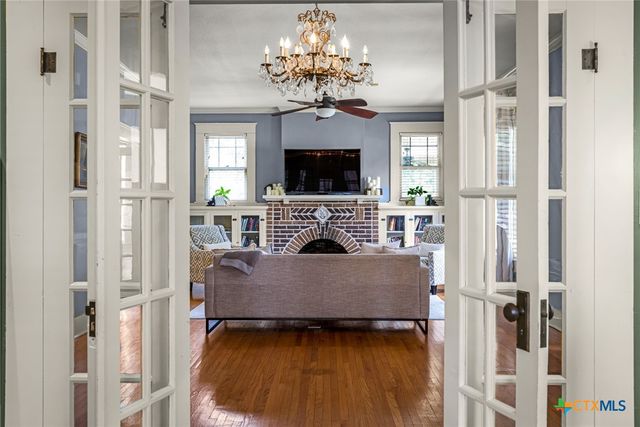390 S Guenther Avenue, New Braunfels, TX 78130