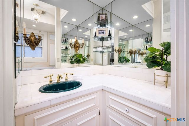 390 S Guenther Avenue, New Braunfels, TX 78130