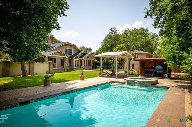 390 S Guenther Avenue, New Braunfels, TX 78130