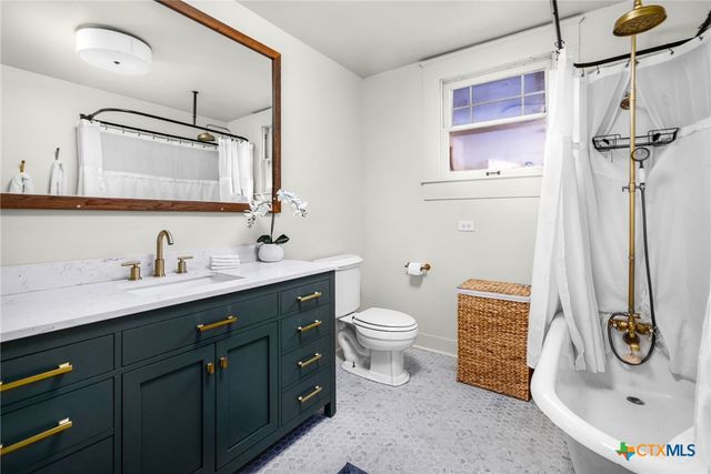 390 S Guenther Avenue, New Braunfels, TX 78130