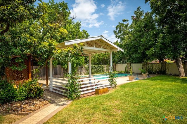 390 S Guenther Avenue, New Braunfels, TX 78130