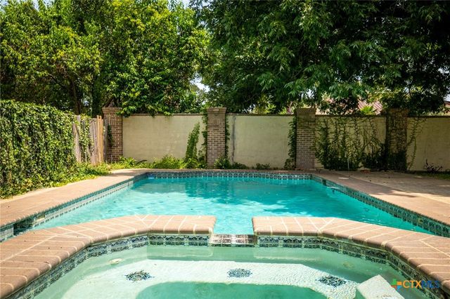 390 S Guenther Avenue, New Braunfels, TX 78130