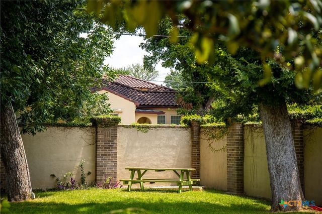 390 S Guenther Avenue, New Braunfels, TX 78130