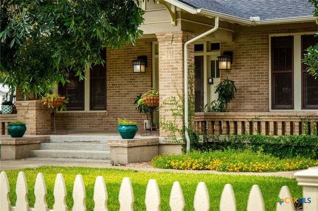 390 S Guenther Avenue, New Braunfels, TX 78130