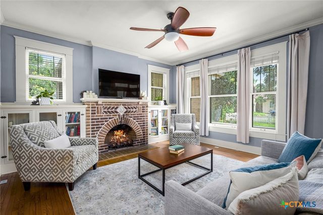 390 S Guenther Avenue, New Braunfels, TX 78130