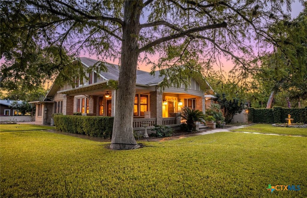 390 S Guenther Avenue, New Braunfels, TX 78130