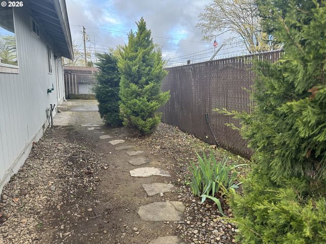 1435 5TH St, Springfield, OR 97477