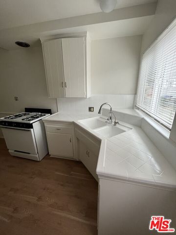 200 E Dryden Street, Glendale, CA 91207