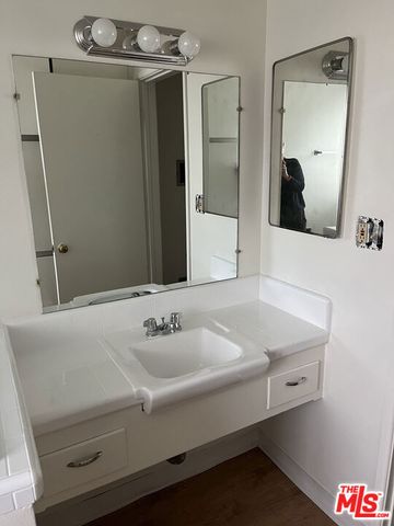 200 E Dryden Street, Glendale, CA 91207