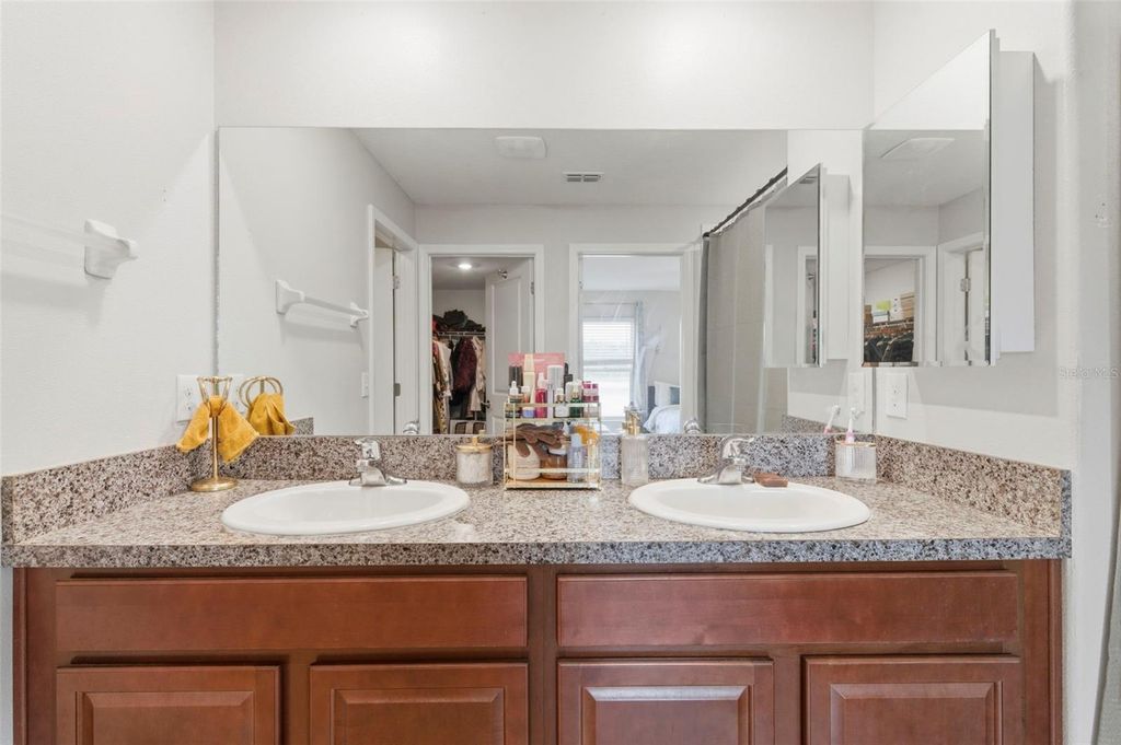 Image 21 of property listing at 12611 LEMON PEPPER DRIVE, Riverview, FL 33578