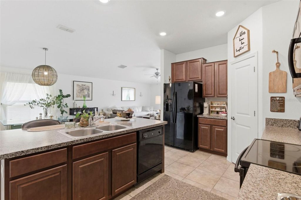 Image 10 of property listing at 12611 LEMON PEPPER DRIVE, Riverview, FL 33578