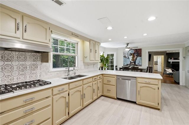 5027 Castlewood Drive SW, Lilburn, GA 30047