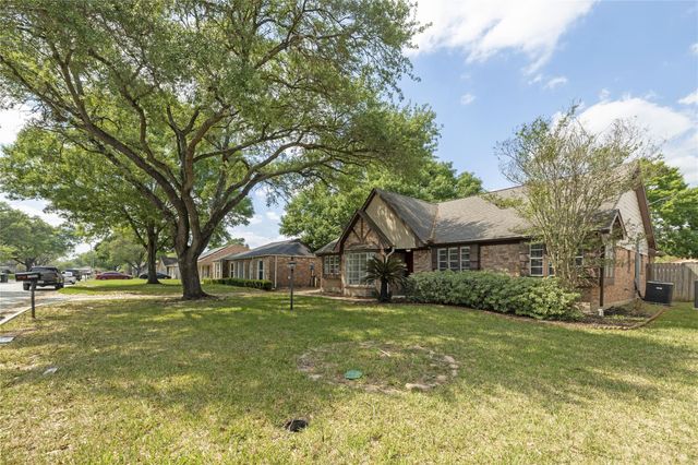 13834 Oakwood Lane, Sugar Land, TX 77498