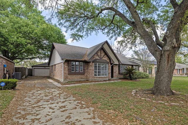 13834 Oakwood Lane, Sugar Land, TX 77498