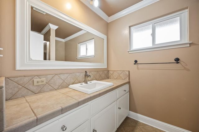 6725 N Baird Avenue, Fresno, CA 93710