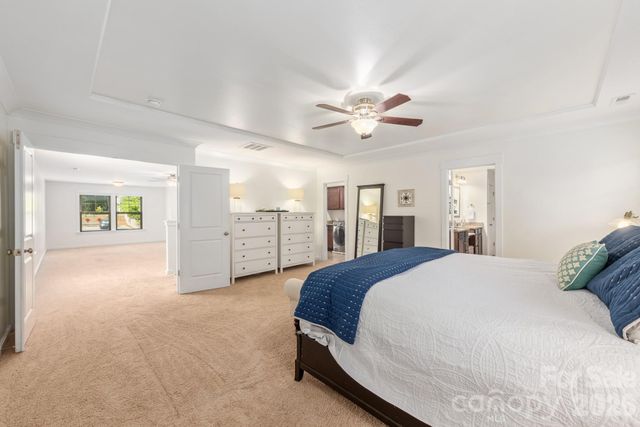 10020 Michael Crossing Drive, Charlotte, NC 28213