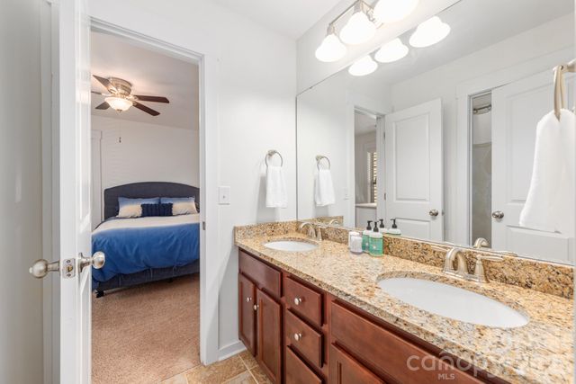 10020 Michael Crossing Drive, Charlotte, NC 28213
