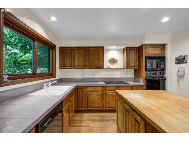 3141 ROYCE Way, Lake Oswego, OR 97034