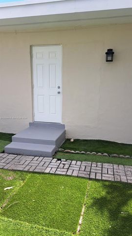 2457 NW 35th St B, Miami, FL 33142