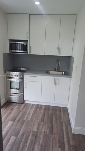 2457 NW 35th St B, Miami, FL 33142