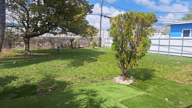 2457 NW 35th St B, Miami, FL 33142