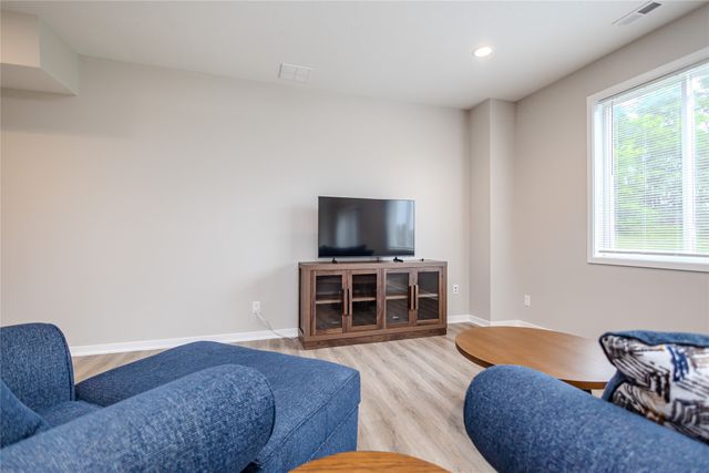 7000 Lake Ridge Avenue 4, Des Moines, IA 50320