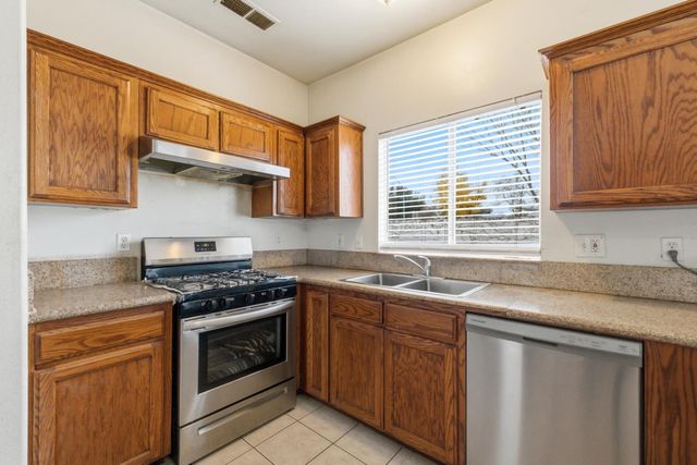 5028 W Robinson Avenue, Fresno, CA 93722