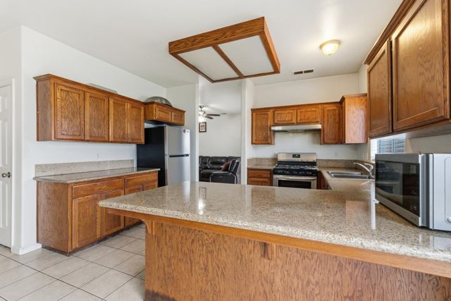 5028 W Robinson Avenue, Fresno, CA 93722