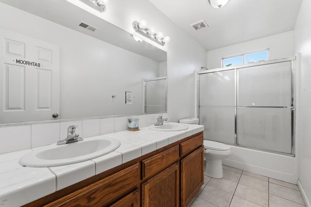 5028 W Robinson Avenue, Fresno, CA 93722