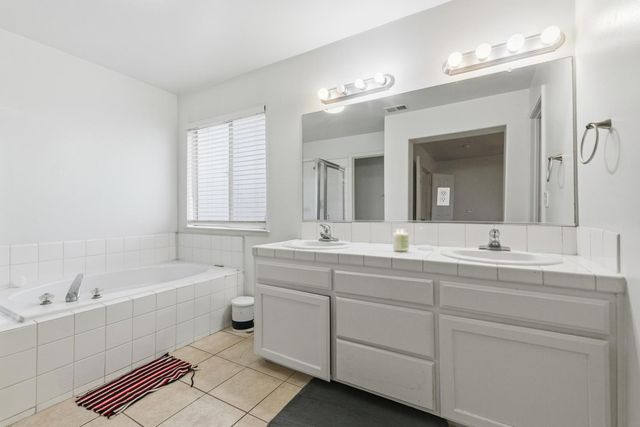 5028 W Robinson Avenue, Fresno, CA 93722