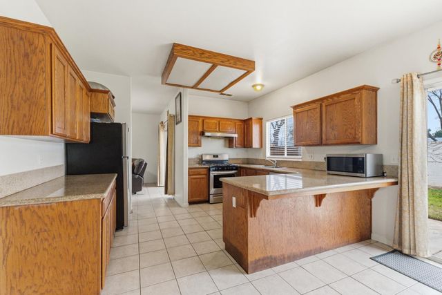 5028 W Robinson Avenue, Fresno, CA 93722