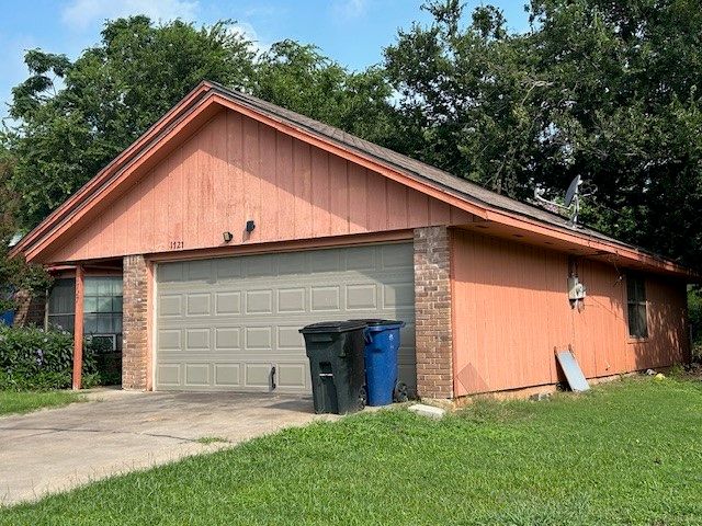 1727 W Doyle Street, Granbury, TX 76048