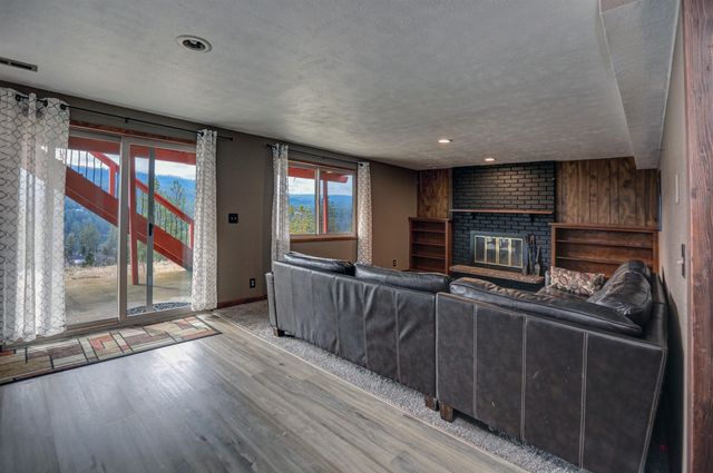 12301 W Sunridge Dr, Nine Mile Falls, WA 99026