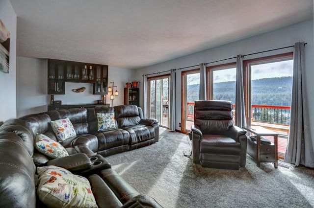 12301 W Sunridge Dr, Nine Mile Falls, WA 99026