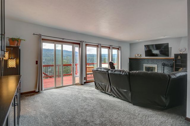 12301 W Sunridge Dr, Nine Mile Falls, WA 99026
