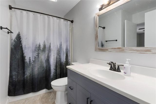 902 SW Locust Street, Oak Grove, MO 64075