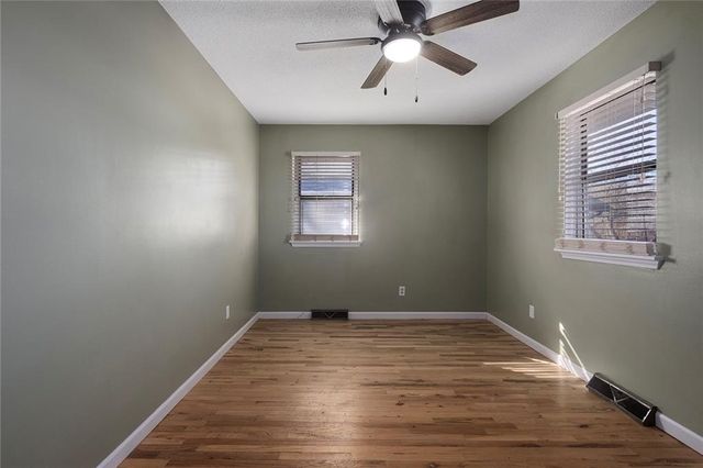 902 SW Locust Street, Oak Grove, MO 64075