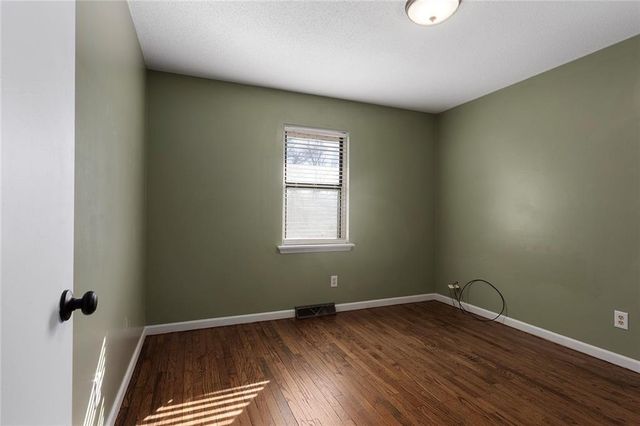 902 SW Locust Street, Oak Grove, MO 64075