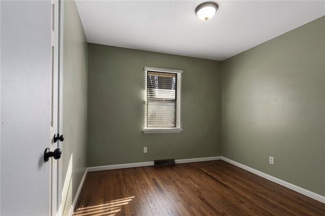 902 SW Locust Street, Oak Grove, MO 64075