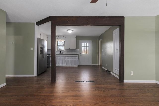 902 SW Locust Street, Oak Grove, MO 64075