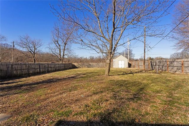 902 SW Locust Street, Oak Grove, MO 64075