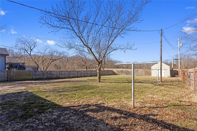 902 SW Locust Street, Oak Grove, MO 64075